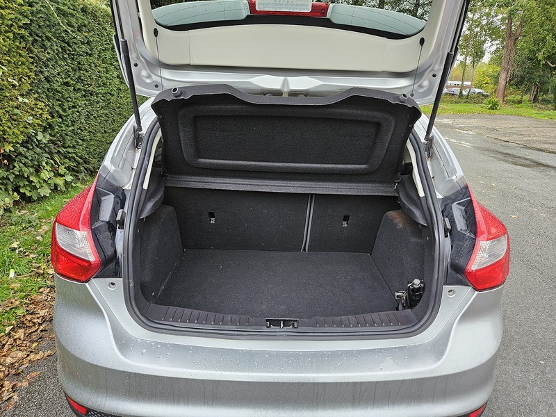 Ford 1.6 Zetec Hatchback 5dr Petrol Manual Euro 5 (105 ps)