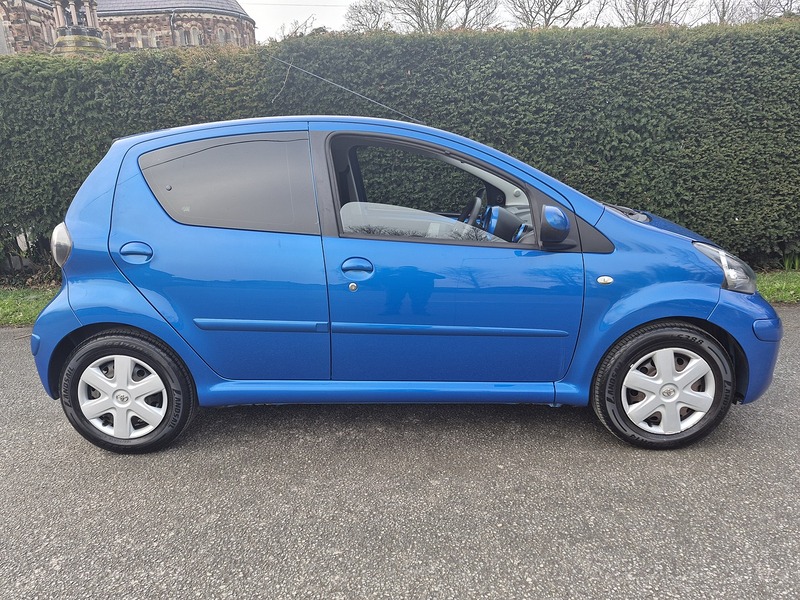 Toyota 1.0 VVT-i Blue Hatchback 5dr Petrol Manual Euro 4 (67 bhp)