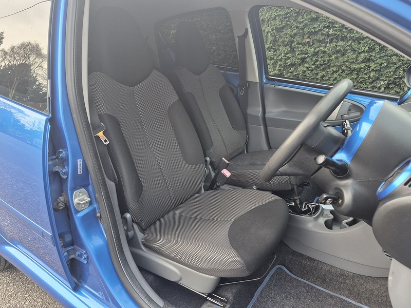 Toyota 1.0 VVT-i Blue Hatchback 5dr Petrol Manual Euro 4 (67 bhp)