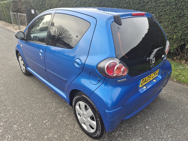 Toyota 1.0 VVT-i Blue Hatchback 5dr Petrol Manual Euro 4 (67 bhp)