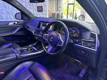 BMW X7 M50d TECH PACK + PREMIUM PACK + SKY LOUNGE + RIVIERA ALLOYS