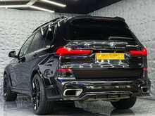 BMW X7 M50d TECH PACK + PREMIUM PACK + SKY LOUNGE + RIVIERA ALLOYS
