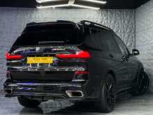 BMW X7 M50d TECH PACK + PREMIUM PACK + SKY LOUNGE + RIVIERA ALLOYS