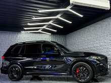 BMW X7 M50d TECH PACK + PREMIUM PACK + SKY LOUNGE + RIVIERA ALLOYS