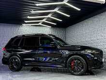 BMW X7 M50d TECH PACK + PREMIUM PACK + SKY LOUNGE + RIVIERA ALLOYS