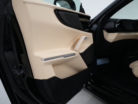 6.5 V12 SUV 4dr Petrol F1 DCT 4WD Euro 6 (s/s) (725 ps)