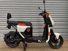 Yadea GFX White 1.0 Motorbike Automatic Electric - N446