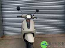 Yadea Owin Matt Beige sand/Grey Motorbike 1 Automatic Electric - N447