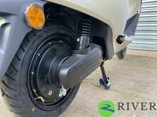 Yadea Owin Matt Beige sand/Grey Motorbike 1 Automatic Electric - N447