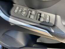 Volvo V40 2.0 T2 R-Design Hatchback 5dr Petrol Manual Euro 6 (s/s) (122 ps) 2.0 5dr Car Manual Petrol - U438