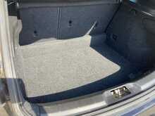 Volvo V40 2.0 T2 R-Design Hatchback 5dr Petrol Manual Euro 6 (s/s) (122 ps) 2.0 5dr Car Manual Petrol - U438