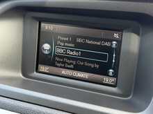 Volvo V40 2.0 T2 R-Design Hatchback 5dr Petrol Manual Euro 6 (s/s) (122 ps) 2.0 5dr Car Manual Petrol - U438
