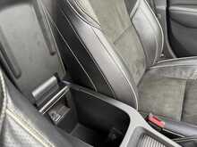 Volvo V40 2.0 T2 R-Design Hatchback 5dr Petrol Manual Euro 6 (s/s) (122 ps) 2.0 5dr Car Manual Petrol - U438