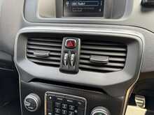 Volvo V40 2.0 T2 R-Design Hatchback 5dr Petrol Manual Euro 6 (s/s) (122 ps) 2.0 5dr Car Manual Petrol - U438