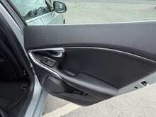 Volvo V40 1.6 D2 R-Design Lux Hatchback 5dr Diesel Manual Euro 5 (s/s) (115 ps) 1.6 5dr Car Manual Diesel - U453