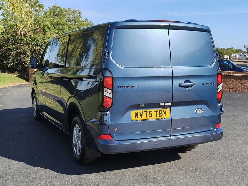 Ford 2.0 320 EcoBlue Limited Crew Van Double Cab 5dr Diesel Auto L2 H1 Euro 6 (s/s) (170 ps)