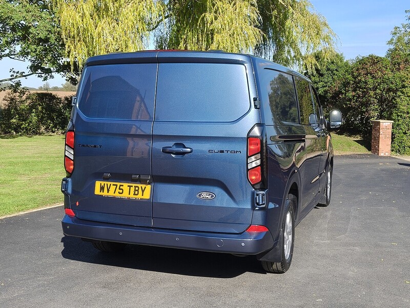 Ford 2.0 320 EcoBlue Limited Crew Van Double Cab 5dr Diesel Auto L2 H1 Euro 6 (s/s) (170 ps)