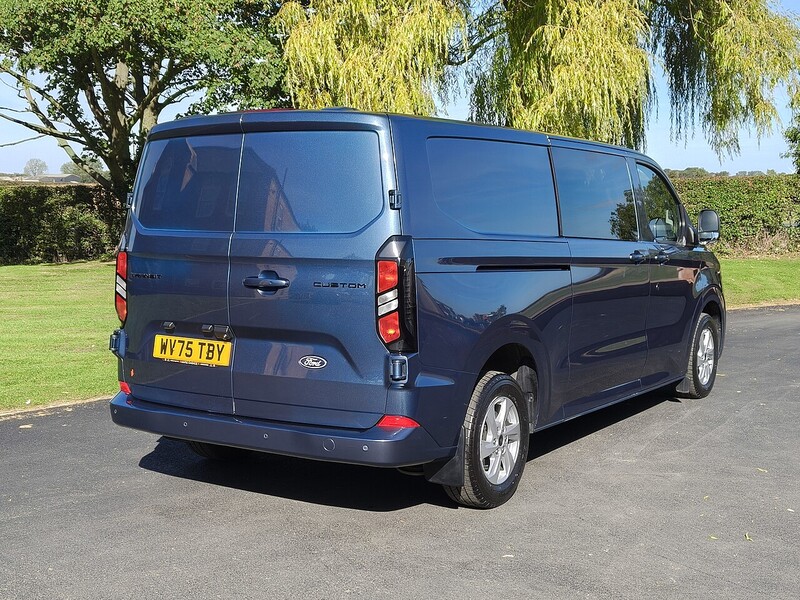 Ford 2.0 320 EcoBlue Limited Crew Van Double Cab 5dr Diesel Auto L2 H1 Euro 6 (s/s) (170 ps)