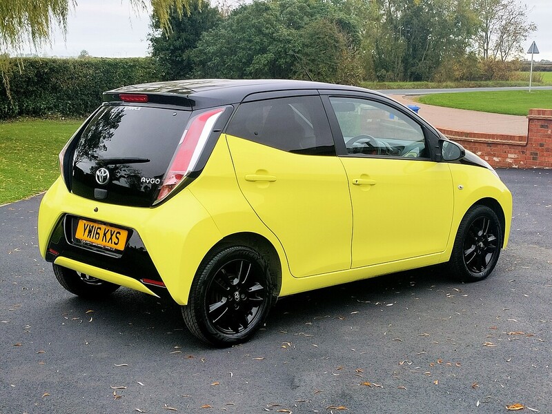 Toyota 1.0 VVT-i x-cite 3 Yellow Bi-Tone Hatchback 5dr Petrol x-shift Euro 6 (68 ps)