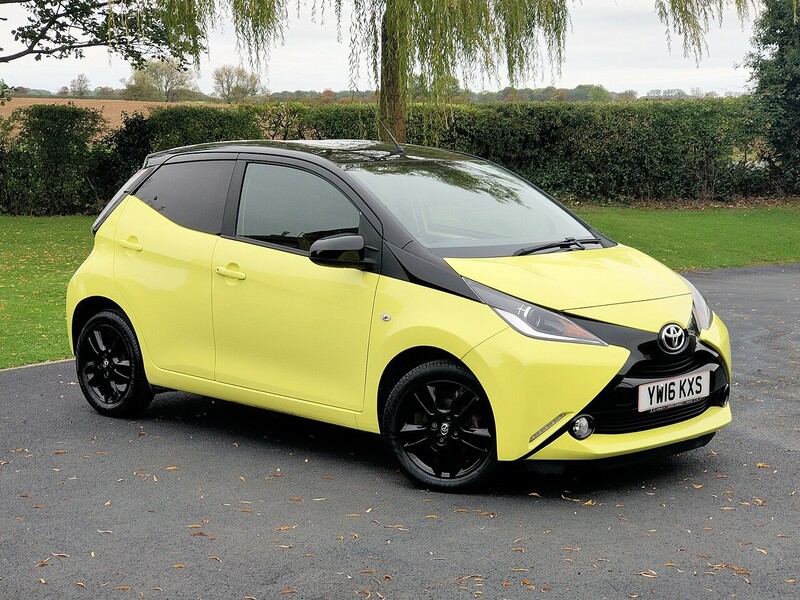 Toyota 1.0 VVT-i x-cite 3 Yellow Bi-Tone Hatchback 5dr Petrol x-shift Euro 6 (68 ps)