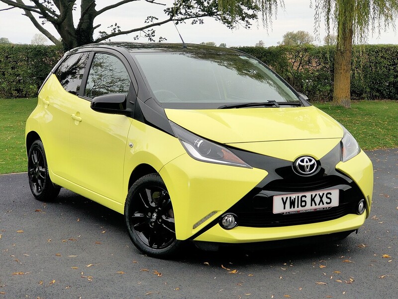 Toyota 1.0 VVT-i x-cite 3 Yellow Bi-Tone Hatchback 5dr Petrol x-shift Euro 6 (68 ps)