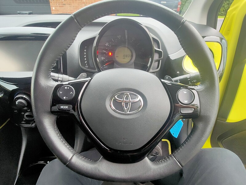 Toyota 1.0 VVT-i x-cite 3 Yellow Bi-Tone Hatchback 5dr Petrol x-shift Euro 6 (68 ps)