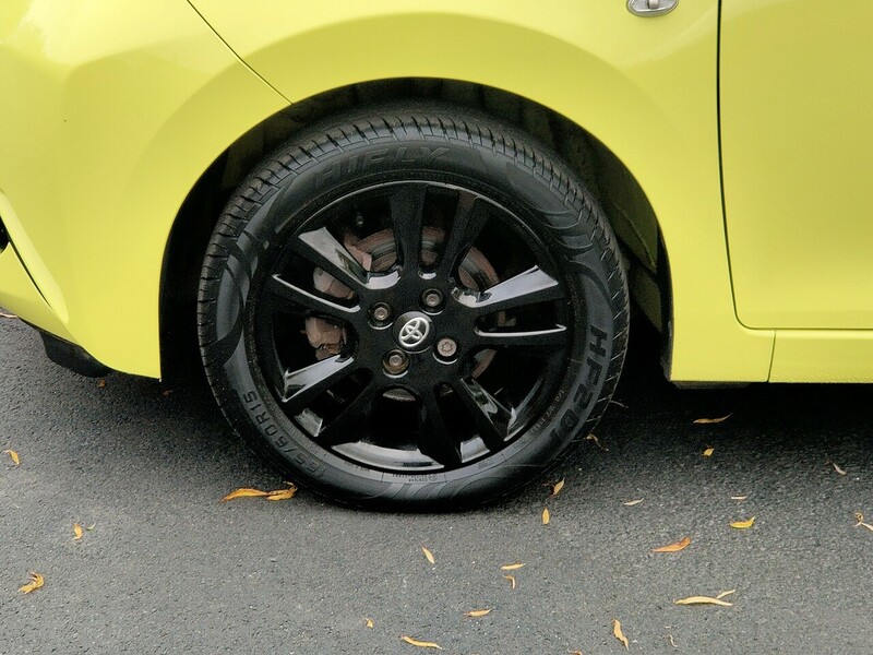 Toyota 1.0 VVT-i x-cite 3 Yellow Bi-Tone Hatchback 5dr Petrol x-shift Euro 6 (68 ps)