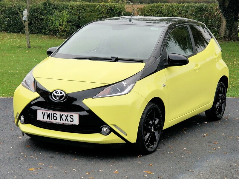 Toyota 1.0 VVT-i x-cite 3 Yellow Bi-Tone Hatchback 5dr Petrol x-shift Euro 6 (68 ps)
