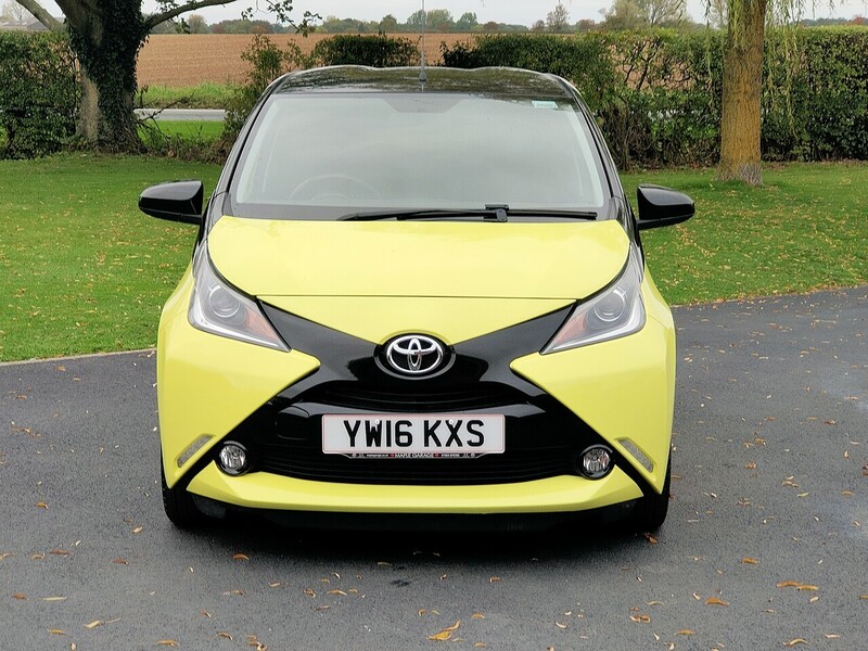 Toyota 1.0 VVT-i x-cite 3 Yellow Bi-Tone Hatchback 5dr Petrol x-shift Euro 6 (68 ps)