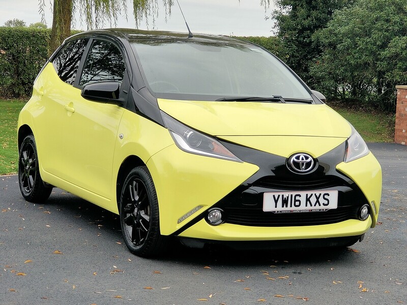 Toyota 1.0 VVT-i x-cite 3 Yellow Bi-Tone Hatchback 5dr Petrol x-shift Euro 6 (68 ps)