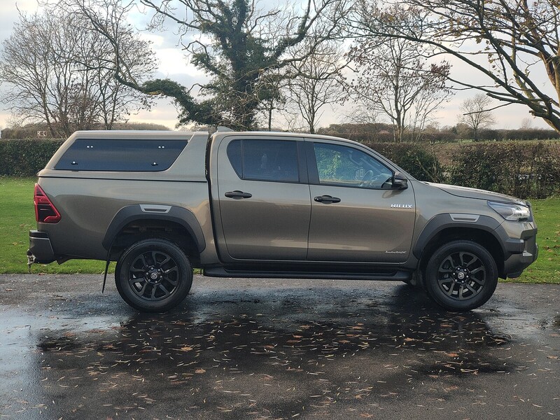 Toyota 2.8 D-4D Invincible X Pickup Double Cab 4dr Diesel Auto 4WD Euro 6 (s/s) (204 ps)