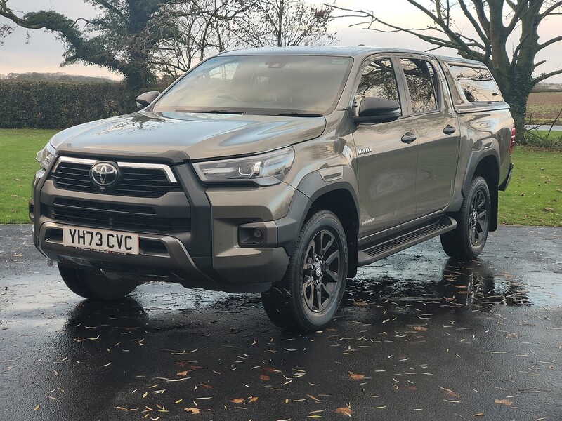 Toyota 2.8 D-4D Invincible X Pickup Double Cab 4dr Diesel Auto 4WD Euro 6 (s/s) (204 ps)