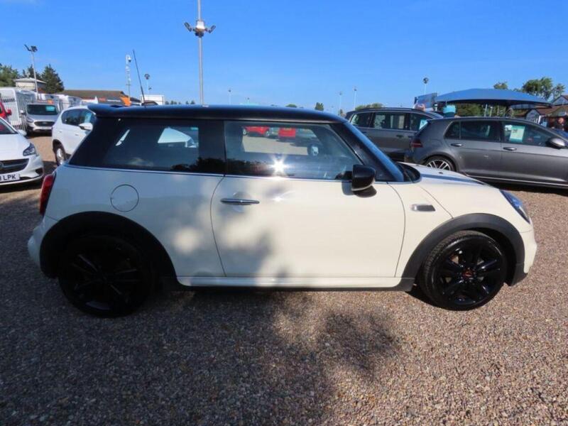 Mini Hatchback Hatchback 1.5 Cooper Sport II 3dr - U4656