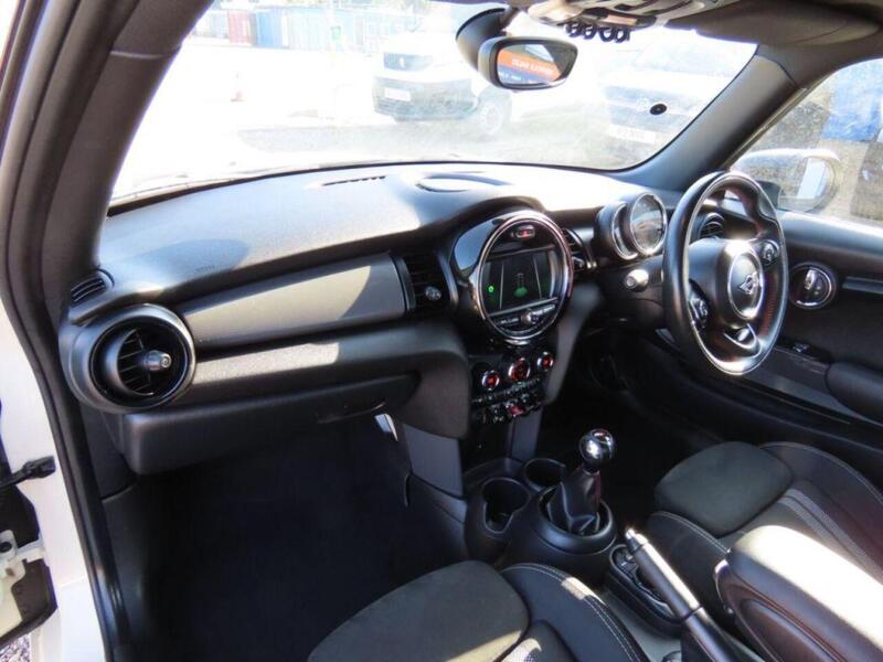 Mini Hatchback Hatchback 1.5 Cooper Sport II 3dr - U4656