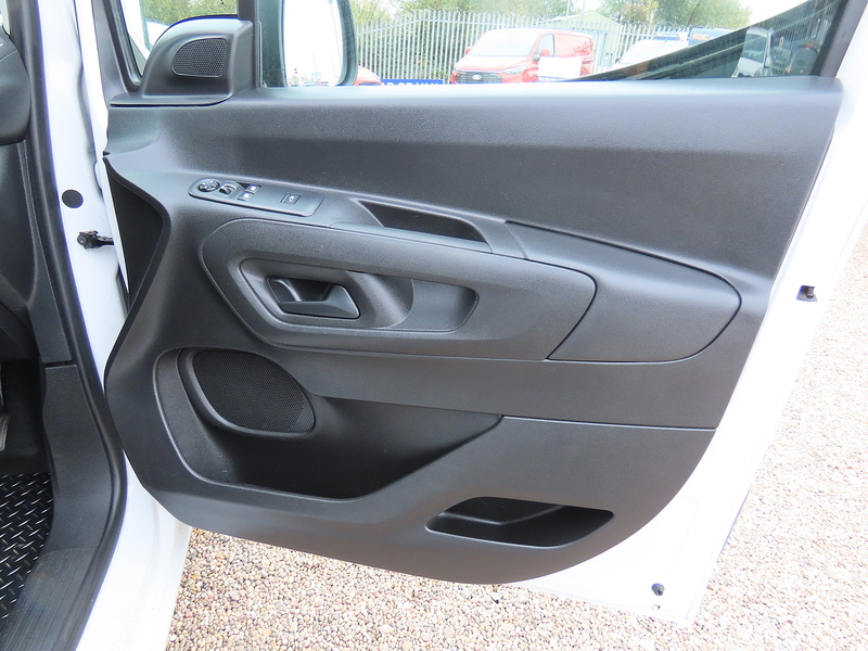 Vauxhall Combo 1.5 Turbo D 2000 Dynamic Panel Van 5dr Diesel Manual L1 H1 Euro 6 (100 ps) - U4671