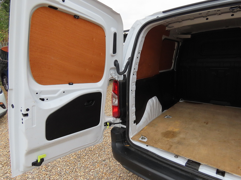 Vauxhall Combo 1.5 Turbo D 2000 Dynamic Panel Van 5dr Diesel Manual L1 H1 Euro 6 (100 ps) - U4671