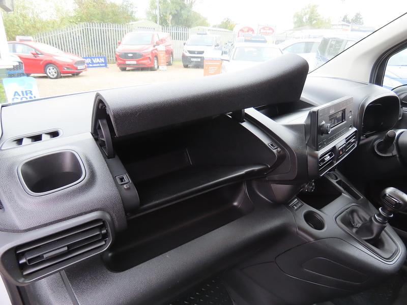 Vauxhall Combo 1.5 Turbo D 2000 Dynamic Panel Van 5dr Diesel Manual L1 H1 Euro 6 (100 ps) - U4671