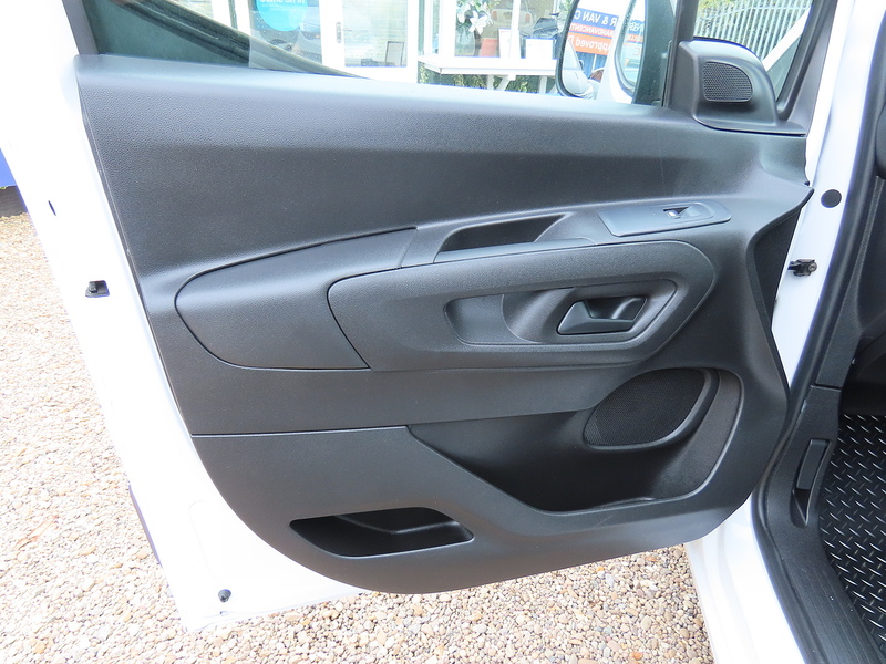Vauxhall Combo 1.5 Turbo D 2000 Dynamic Panel Van 5dr Diesel Manual L1 H1 Euro 6 (100 ps) - U4671