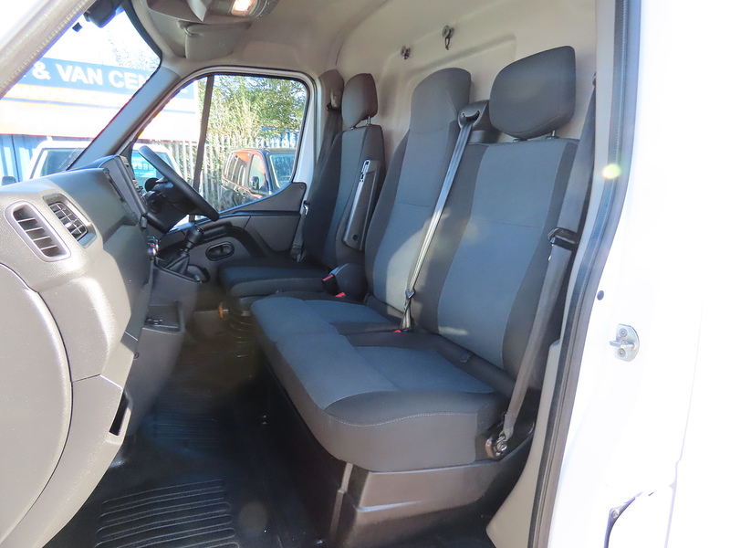 Renault Master 2.3 dCi 35 Business+ Panel Van 4dr Diesel Manual FWD MWB Medium Roof Euro 6 (135 ps) - U4735