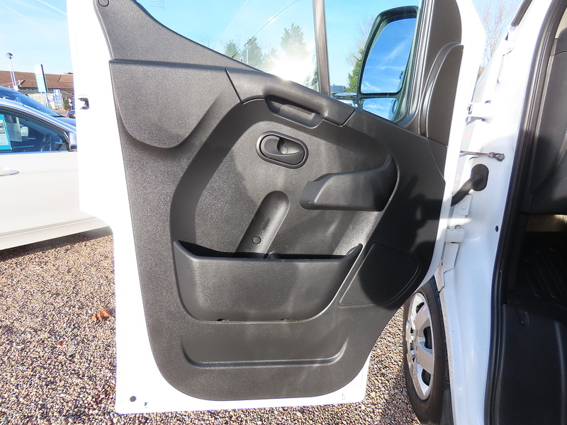 Renault Master 2.3 dCi 35 Business+ Panel Van 4dr Diesel Manual FWD MWB Medium Roof Euro 6 (135 ps) - U4735