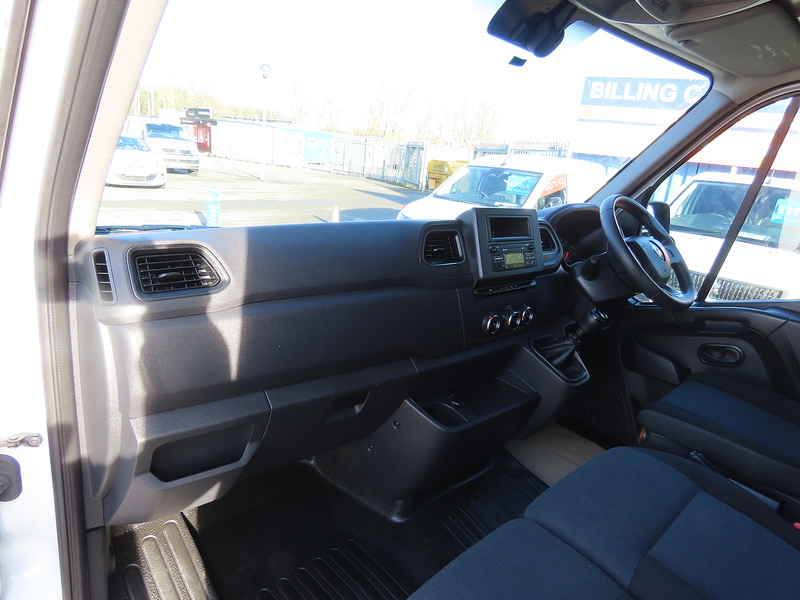 Renault Master 2.3 dCi 35 Business+ Panel Van 4dr Diesel Manual FWD MWB Medium Roof Euro 6 (135 ps) - U4735