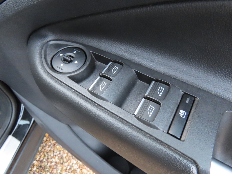 Ford Kuga 2.0 TDCi Titanium SUV 5dr Diesel Manual 2WD Euro 6 (s/s) (150 ps) - U4770