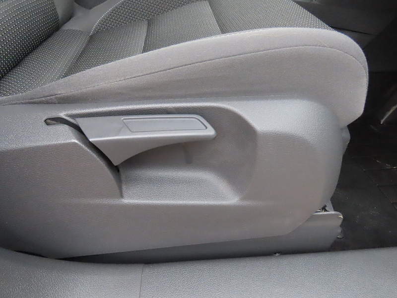 Volkswagen Touran 1.6 TDI BlueMotion Tech SE MPV 5dr Diesel DSG Euro 5 (s/s) (105 ps) - U4784