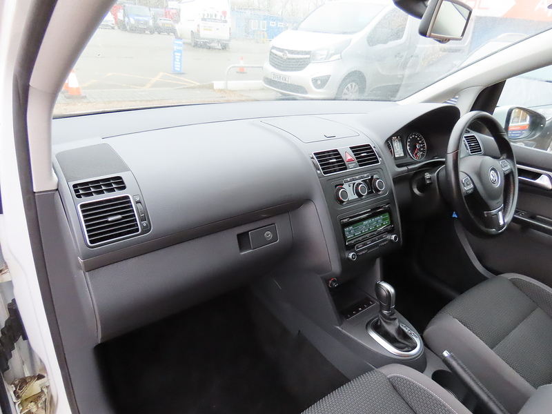 Volkswagen Touran 1.6 TDI BlueMotion Tech SE MPV 5dr Diesel DSG Euro 5 (s/s) (105 ps) - U4784