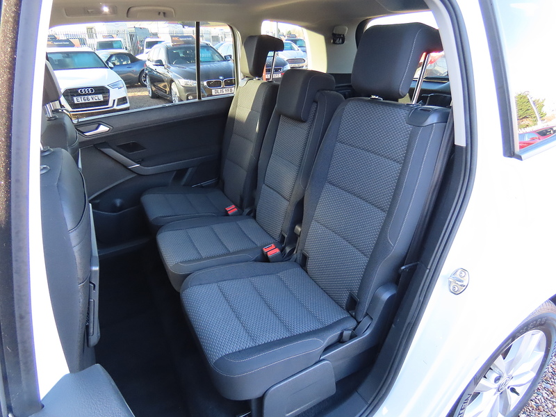 Volkswagen Touran 2.0 TDI SE Family MPV 5dr Diesel DSG Euro 6 (s/s) (150 ps) - U4803