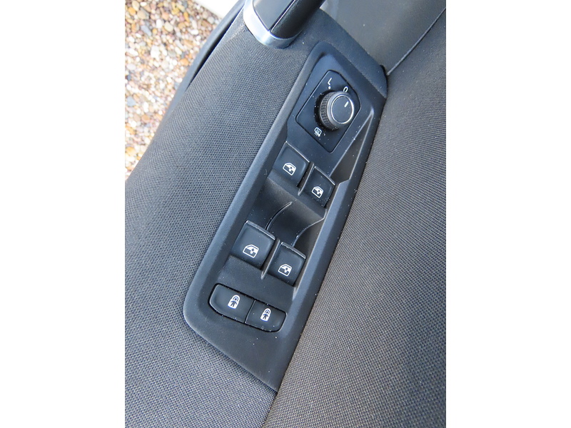 Volkswagen Touran 2.0 TDI SE Family MPV 5dr Diesel DSG Euro 6 (s/s) (150 ps) - U4803