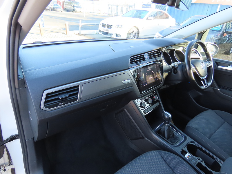 Volkswagen Touran 2.0 TDI SE Family MPV 5dr Diesel DSG Euro 6 (s/s) (150 ps) - U4803