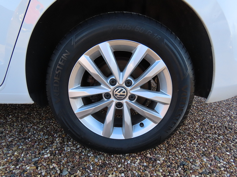 Volkswagen Touran 2.0 TDI SE Family MPV 5dr Diesel DSG Euro 6 (s/s) (150 ps) - U4803