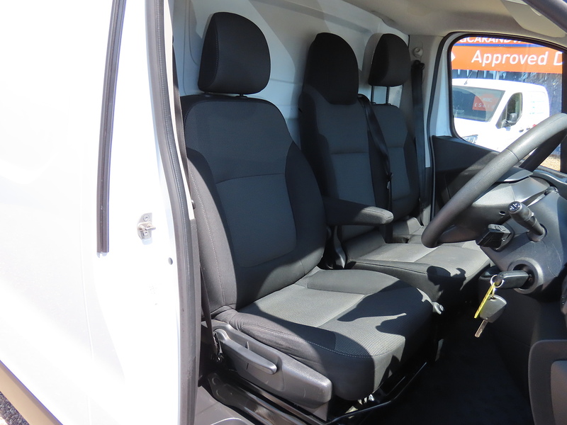 Nissan NV300 2.0 dCi 28 Acenta Panel Van 4dr Diesel Manual L1 H1 Euro 6 (120 ps) - U4930