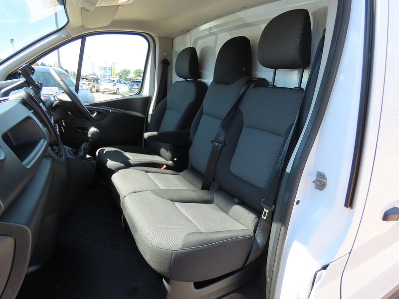 Nissan NV300 2.0 dCi 28 Acenta Panel Van 4dr Diesel Manual L1 H1 Euro 6 (120 ps) - U4930